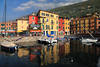 Castelletto Port bunte Häuser Wasserufer Gardasee Foto schöner Urlaub Reiseort