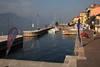 Gardasee Port Castelletto Wasserbucht Foto Urlaub Reise Bootshafen Uferweg Häuser Bergblick