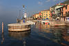 Castelletto Hafen Mole Gardasee Wasser Ufer romantischer Ferienort bunte Häuse