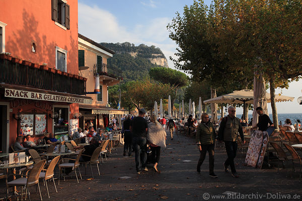 Garda Flaniermaile Bars Cafs Urlauber im Freien Sdsonne Gardasee Wasser-Bergblick