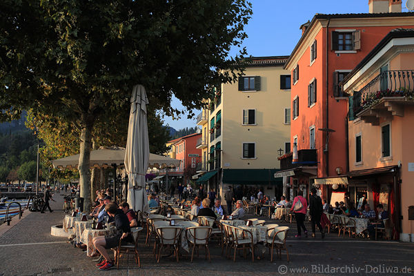 Garda Cafs Urlauber Sitzpltze im Freien am Wasser