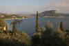 San Vigilio Reise Foto Gardasee Wasserlandschaft Blick bis zum Berg Rocca