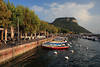Garda Ufer Promenade am Wasser Gardasee Foto Hafen Boote Blick auf Berg Rocca del Garda