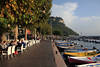 Garda Uferpromenade Cafs Foto am Wasser Port Boote auf Anker vor Rocca del Garda Berg in Blick