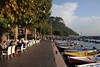 Garda Uferpromenade Cafés Foto am Wasser Port Boote auf Anker vor Rocca del Garda Berg in Blick