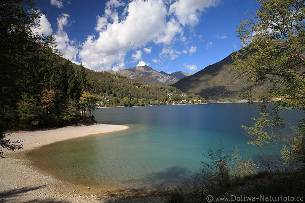Ledro Seestrand Sandufer in Berglandschaft Gipfelkulisse Naturfoto �ber Wasser Blauhimmel