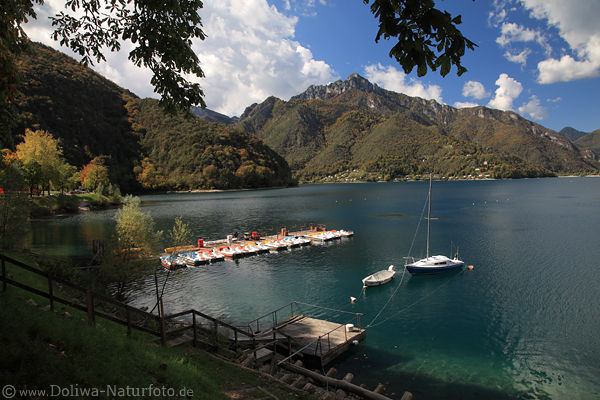 Ledro See Ausflugsboote Ufersteg in Wasser Berglandschaft unter Gipfelblick