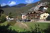 Ledrosee Hotels in Bergkulisse Molina di Ledro Foto am Wasserufer Italien Urlaub nah Gardasee