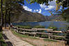 Uferweg Ledro See Naturfoto mit Touristin am Zaun Herbstlaub Berge Wasserblick Lago di Ledro