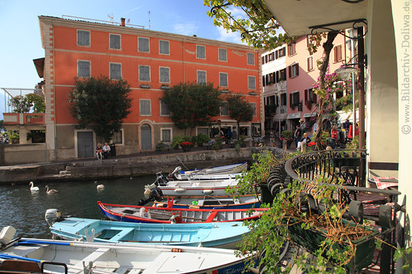 Hafenbucht Limone Gardasee Port Boote Balkon Nische City H�user am Wasser Promenade