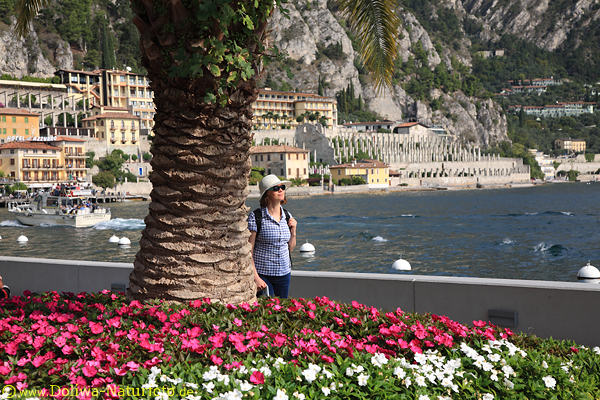 Gardasee Limone Touristin unter Palme Blumen Urlaubsidylle