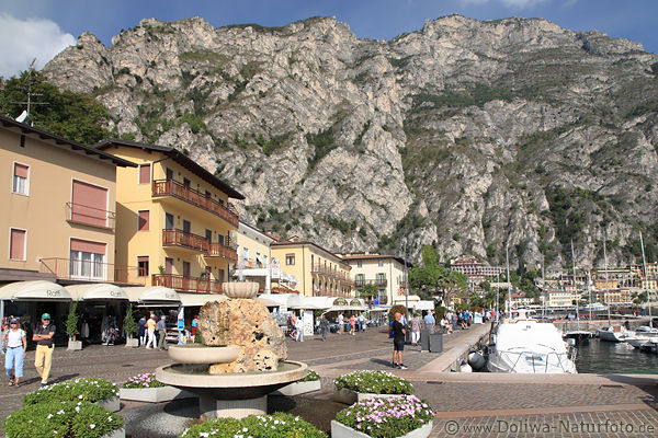 Limone Bergwand Felspanorama �ber Hafenpromenade Gardasee