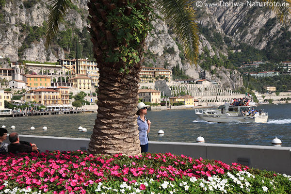Gardasee Limone Touristin unter Palme Blumen Urlaubsidylle