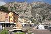 Limone Bergwand Felspanorama Foto über Hafenpromenade Gardasee Alpenurlaub Hotels am Wasser