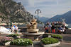 Limone Promenade Springbrunnen am Gardasee Foto Schiff Port Hafen Wasserreise Touristen