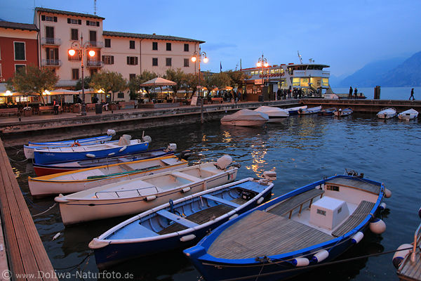 Malcesine Hafen Boote Wasserbecken CityLandschaft