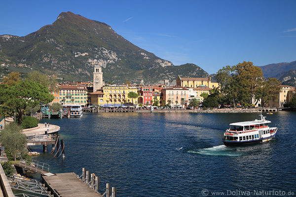 Riva Gardasee Schiff Wasser Ausflug Hafen Bucht Bergpanorama Bild Uferweg Paar Turm H�user