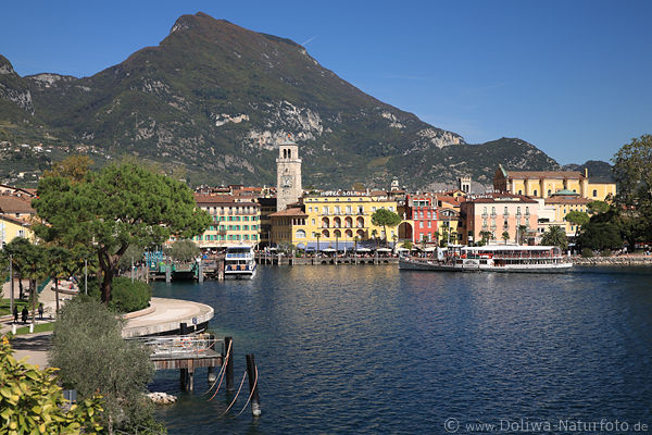Riva Gardasee Foto Wasserbucht Uferweg Schiffe H�user unter Bergpanorama Ferienidylle Bild