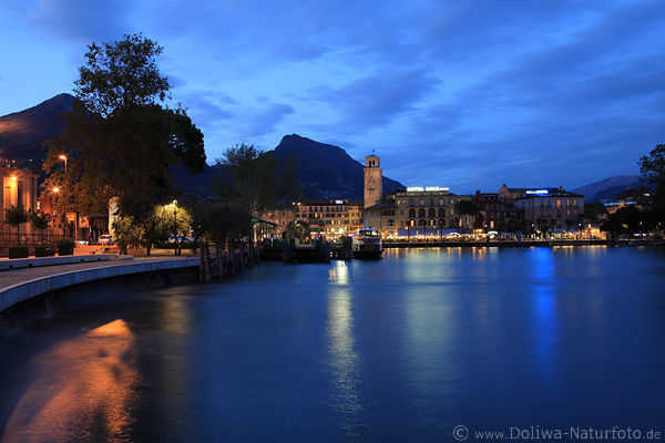 Riva del Garda Nachtpanorama Foto am Blauwasser Gardasee Berge Hafen City Nachtlichter Bild
