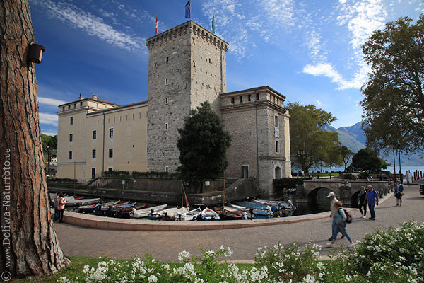 Riva Rocca Festung Foto Turm Burg in Wassergraben Gardasee Bootshafen Park Promenade
