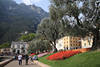 Riva Promenade Bergkulisse Foto Gardasee Olivenbäume Spazierweg Urlaubsidylle Bild