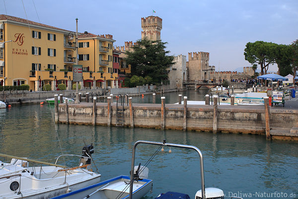 Gardasee Hafen Sirmione Burg Mauer am Wasser Hotel