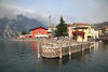 Torbole Hafenmole Gardasee Wasserlandschaft Foto Stadtufer Urlaubsidylle in Bergkulisse