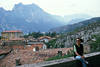 Torbole Stadtdächer Touristin Urlaubsbild Gardasee Bergblick von Mauer Kirchenterrasse