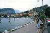Torbole Uferpromenade Gardasee Bild 1997 Urlaub Touristen Stadt Wasser Bergfelsen Foto