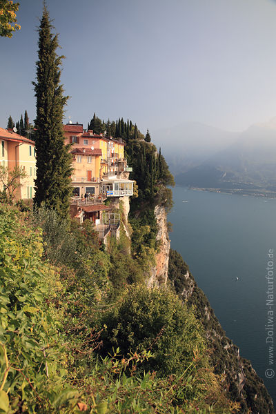 Pieve Balkone Zypressen Gardasee Blick Foto auf Felsen Steilufer bunte Huser am Abgrund