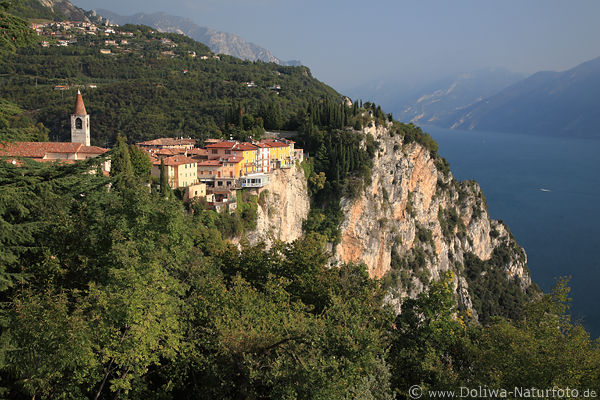 Tremosine Hochufer Panorama Foto Pieve Felswand Huser steil ber Gardasee Wasserblick
