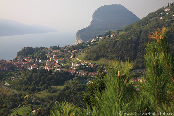 Tremosine Gardasee markanter Berg Foto hoch ber Dorf Huser Blick von Voltino Lago di Garda