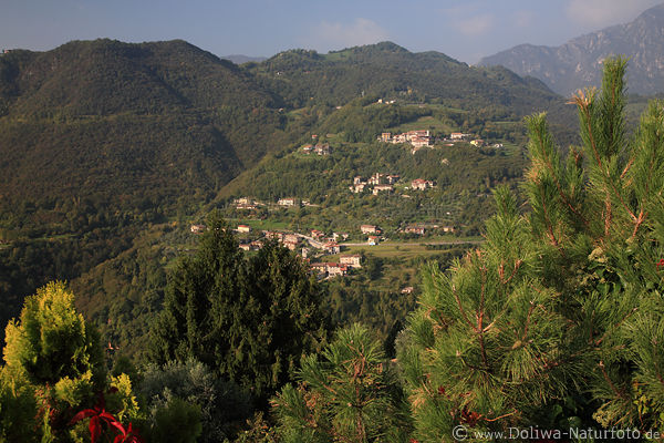 Tremosine Bergland kleine Ortschaften Drfer Huser in Wlder ber Gardasee Foto
