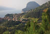 Tremosine Gardasee markanter Berg Foto hoch über Dorf Häuser Blick von Voltino Lago di Garda