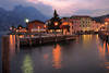 Torbole Abendromantik am Gardasee Wasser City Hafen Licher Nachtfoto mit Bergpanorama