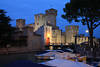 Festung Sirmione Nachtlichter Foto Gardasee historische Burg Türme Schloss Mauer Nachtbild