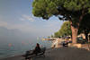 Castelletto Uferpromenade Foto Gardasee Park Bänke Urlauber Bergblick über Wasser