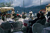 Malcesine Hafencafé Besucher Stühle Foto Blick auf Bergkulisse Gardasee Wasser Lago di Garda