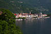 906102_Cannobio Häuser am Ufer Maggioresee, grüne Küste am Berghangfuß in Italien Alpenlandschaft Foto