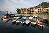 906382_ Cannero Riviera Lago Maggiore Yachthafen Fotografie mit Hotelhäuser am Wasser & Bergblick Bild