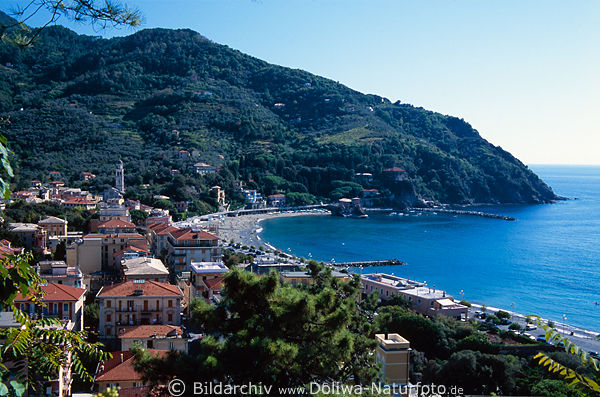 Levanto Badebucht mit Strand Bild an Cinque Terre Mittelmeerkste in Ligurien