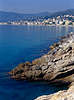 Felsenküste Azurküste Alassio Stadt mit Strand in Meeresbucht der Blumenriviera im Sonnenschein
