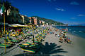 Strand Alassio Liegestühle in Sonne des Südens Mittelmeerküste Italien
