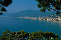 Ligurien-Azurküste Bild bei Alassio Pinien Berge Blauwasser Mittelmeer Foto Urlaub in Sonnenschein Golf von Genua