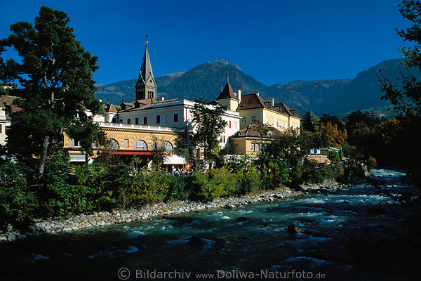 Meran am Passer Flusswasser Kurpromenade Kirchturm vor Alpen Bergekette