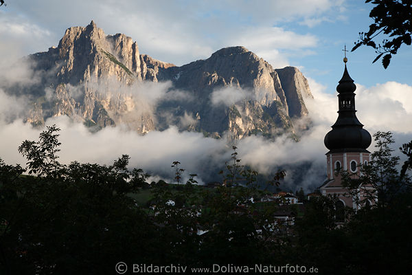 Kastelruth Schlern-Sicht Dolomiten Felsgipfel Santner Stimmungsbild in Wolken am Kirchturm