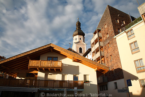 Kastelruth (Castelrotto) Stadthuser in Sonne Sdtirols Architekturbild Dolomiten-Ferienort