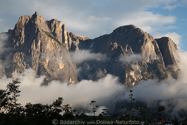 Santner mit Schlern Gipfelfelsen Stimmungsfoto in Nebel Dolomiten Bergpanorama von Kastelruth