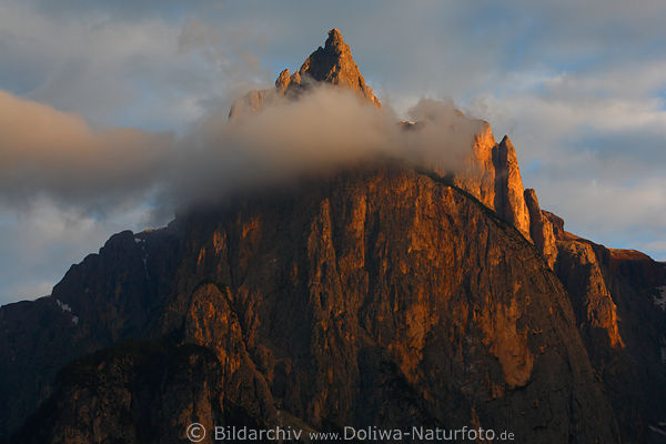 Santnerspitze Foto in Wolke Abendlicht Dolomiten Gipfelfelsen Rotstimmung am Schlern