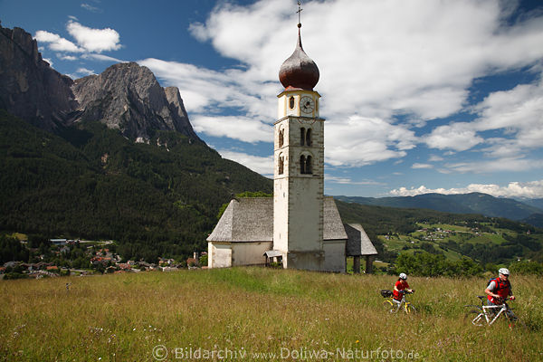Sankt Valentin Kirche trohnend ber Sdtirol Bergwiesen Radwanderer in Graslandschaft